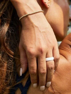 Qalo Women's Step Edge White Narrow Polished Ring QS9-FNW -Holsters Shop qalo womens step edge white narrow polished ring qs9 fnw qs9 fnw 69242.1646487272